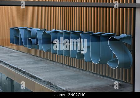 München, Deutschland. 09. Februar 2023. Auf der Münchner Fassade des Lenbachhauses steht "Lenbachhaus" in blauen Metallbuchstaben. Kredit: Felix Hörhager/dpa/Alamy Live News Stockfoto