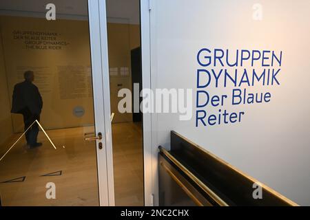 PRODUKTION - 09. Februar 2023, Bayern, München: Die Schrift "Gruppendynamik der Blaue Reiter" befindet sich an einer Wand im Ausstellungsbereich des Lenbachhauses in München. Als Teil des Jahresprogramms des „MuSeenLandschaft Expressionismus“, des Buchheim-Museums in Bernried, des Franz-Marc-Museums in Kochel am See, des Schloßmuseums in Murnau, Das Museum Penzberg - Campendonk Collection und das Lenbachhaus in München nehmen am Thema "Neue Wege - Kunst und Naturgenuss in Oberbayern" Teil. Foto: Felix Hörhager/dpa Stockfoto