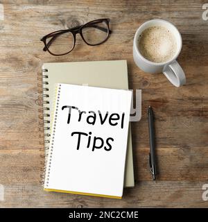 Notizbuch mit Text Tipps und Tricks auf Holztisch, flach liegend Stockfoto