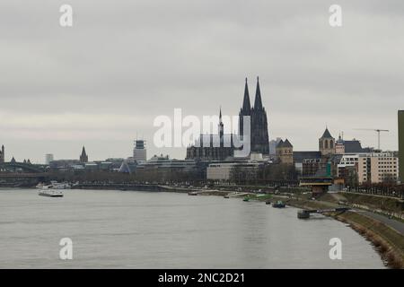 Köln Dom und Rheine in Deutschland. Panoramablick auf die Skyline von Köln mit Kölner Dom Stockfoto