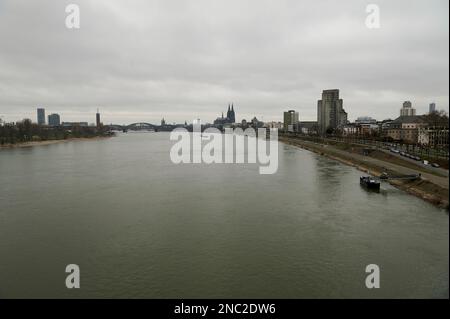 Köln Dom und Rheine in Deutschland. Panoramablick auf die Skyline von Köln mit Kölner Dom Stockfoto