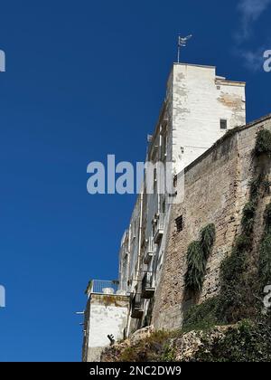 Ein Steinhaus und eine Terrasse mit Blick auf die Adria in Polignano a Mare, Apulien, Italien. Eines der berühmtesten Badeorte an der Küste von Bari, Po Stockfoto