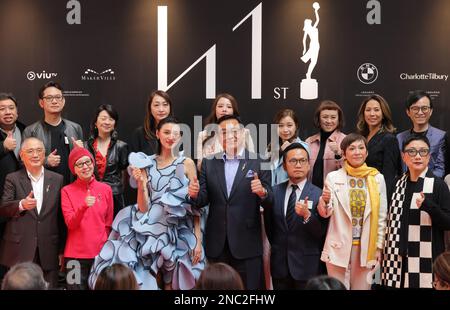 Derek Yee Tung-sing (Mitte), Vorsitzender der Hong Kong Film Awards Association, Board of Directors; Schauspielerin Louise Wong (vorne, dritte von links) und Branchenmitglieder nehmen an der Pressekonferenz der „Hong Kong Film Awards 41.“ im Hong Kong Cultural Centre in Tsim Sha Tsui Teil. 09FEB23 SCMP / Gelee Tse Stockfoto