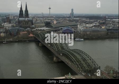 Köln Dom und Rheine in Deutschland. Panoramablick auf die Skyline von Köln mit Kölner Dom Stockfoto