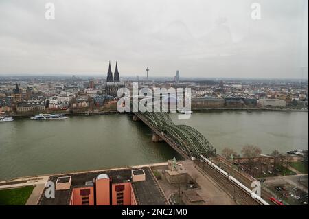 Köln Dom und Rheine in Deutschland. Panoramablick auf die Skyline von Köln mit Kölner Dom Stockfoto