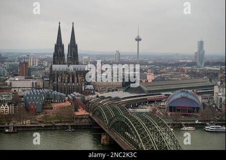 Köln Dom und Rheine in Deutschland. Panoramablick auf die Skyline von Köln mit Kölner Dom Stockfoto