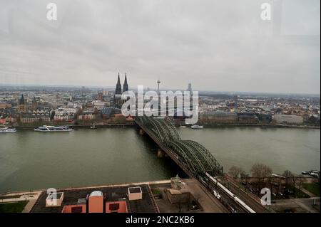 Köln Dom und Rheine in Deutschland. Panoramablick auf die Skyline von Köln mit Kölner Dom Stockfoto