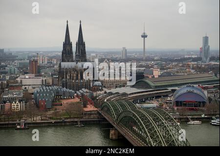 Köln Dom und Rheine in Deutschland. Panoramablick auf die Skyline von Köln mit Kölner Dom Stockfoto