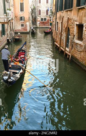 Gondeln mit Touristen auf dem Kanal Rio del Fondego dei Tedeschi zwischen den Sestieri von St. Mark und Cannaregio im Sommer, Venedig, Venetien, Italien Stockfoto