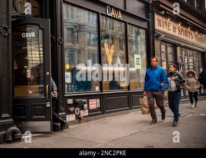 Eine Filiale der Cava Grill-Kette mit schnellen und ungezwungenen Restaurants im Chelsea-Viertel von New York am Montag, den 6. Februar 2023. Die Cava Group soll bei der SEC für einen Börsengang vertraulich behandelt worden sein. (© Richard B. Levine) Stockfoto