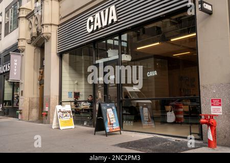 Eine Filiale der Cava Grill-Kette mit schnellen und ungezwungenen Restaurants im Chelsea-Viertel von New York am Montag, den 6. Februar 2023. Die Cava Group soll bei der SEC für einen Börsengang vertraulich behandelt worden sein. (© Richard B. Levine) Stockfoto