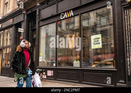 Eine Filiale der Cava Grill-Kette mit schnellen und ungezwungenen Restaurants im Chelsea-Viertel von New York am Montag, den 6. Februar 2023. Die Cava Group soll bei der SEC für einen Börsengang vertraulich behandelt worden sein. (© Richard B. Levine) Stockfoto