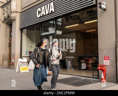 Eine Filiale der Cava Grill-Kette mit schnellen und ungezwungenen Restaurants im Chelsea-Viertel von New York am Montag, den 6. Februar 2023. Die Cava Group soll bei der SEC für einen Börsengang vertraulich behandelt worden sein. (© Richard B. Levine) Stockfoto