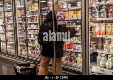 Einkaufen in einem Whole Foods Market Supermarkt in New York am Donnerstag, den 9. Februar 2023. Analysten gehen davon aus, dass sich die Verbraucherstimmung im Vorfeld der Veröffentlichung des Berichts ab Januar 64,9 auf 65,0 verbessern wird. (© Richard B. Levine) Stockfoto