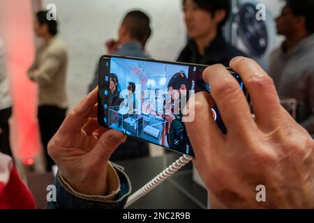 Ein Besucher probiert das OnePlus 11 5G Smartphone am Samstag, den 11. Februar 2023 bei einer Markenaktivierung in Soho in New York aus. (© Richard B. Levine) Stockfoto