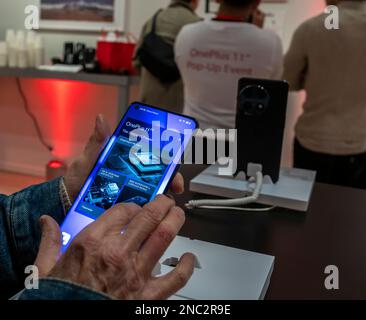 Ein Besucher probiert das OnePlus 11 5G Smartphone am Samstag, den 11. Februar 2023 bei einer Markenaktivierung in Soho in New York aus. (© Richard B. Levine) Stockfoto