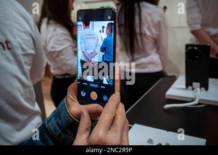 Ein Besucher probiert das OnePlus 11 5G Smartphone am Samstag, den 11. Februar 2023 bei einer Markenaktivierung in Soho in New York aus. (© Richard B. Levine) Stockfoto