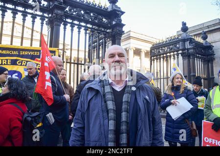 London, Großbritannien. 14. Februar 2023. Mick Whelan, Generalsekretär der ASLEF (Associated Society of Locomotive Engineers and Firemen), schließt sich der PCS (Public and Commercial Services Union) vor dem British Museum an, während Museumsmitarbeiter weiterhin Streik über Lohn führen. Kredit: SOPA Images Limited/Alamy Live News Stockfoto