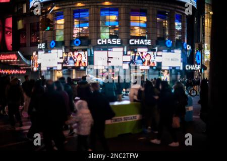 Eine JPMorgan Chase Bank am Times Square in New York am Mittwoch, den 18. Februar 2023. (© Richard B. Levine) Stockfoto