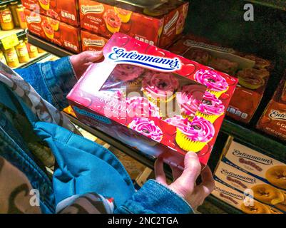 Am 10. Februar 2023 zum Valentinstag steht Entenmann's, Golden Cupcakes in einem Supermarkt in New York. Entenmann's ist ein Geschäftsbereich der Bimbo Bakeries USA. (© Richard B. Levine) Stockfoto