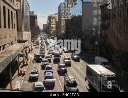 Am Freitag, den 10. Februar 2023, nähert sich der Verkehr auf der Tenth Avenue in New York dem Lincoln Tunnel. (© Richard B. Levine) Stockfoto