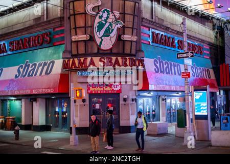 Das Restaurant Mama Sbarro's am Times Square in New York ist am Mittwoch, den 8. Februar 2023 geschlossen. Das Restaurant schloss 2019, vor der Pandemie, weil es versäumt hatte, einen Mietvertrag mit dem Vermieter auszuhandeln. (© Richard B. Levine) Stockfoto