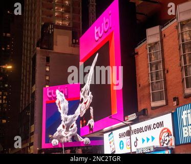 Werbung für den Tubi-Streaming-Service von Fox am Times Square in New York am Mittwoch, den 8. Februar 2023. Fox berichtete kürzlich, dass der Service im Dezember den höchsten Nutzermonat hatte. (© Richard B. Levine) Stockfoto