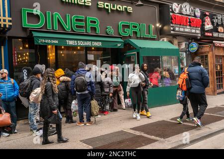 Touristen stehen am Sonntag, dem 12. Februar 2023, am Times Square Diner & Grill in Schlange.(© Richard B. Levine) Stockfoto