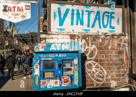 Vandalisierter und graffiti-verkrusteter Bankautomat im East Village-Viertel von New York am Samstag, den 11. Februar 2023. (© Richard B. Levine) Stockfoto