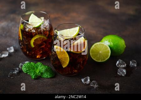 Cuba Libre mit braunem Rum, Cola und Limette. Cuba Libre oder Long Island Cocktail. Stockfoto
