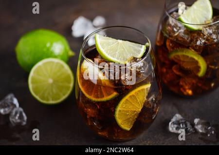 Cuba Libre mit braunem Rum, Cola und Limette. Cuba Libre oder Long Island Cocktail. Stockfoto