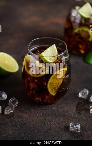 Cuba Libre mit braunem Rum, Cola und Limette. Cuba Libre oder Long Island Cocktail. Stockfoto