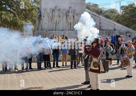 San Antonio, Texas, USA - Februar 2023: Ehrenamtliche Museumsmitarbeiter demonstrieren das Abfeuern von Langwaffen oder Musketen, die im Alamo verwendet werden Stockfoto