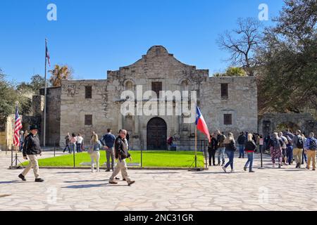 San Antonio, Texas, USA - Februar 2023: Außenansicht des erhaltenen Missionsgebäudes an der historischen Stätte der Schlacht von The Alamo. Stockfoto