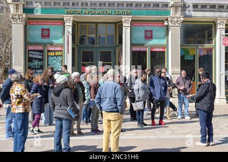 San Antonio, Texas, USA - Februar 2023: Gruppe von Touristen hört einem Reiseleiter zu, der die Geschichte der Schlacht von Alamo erklärt. Stockfoto