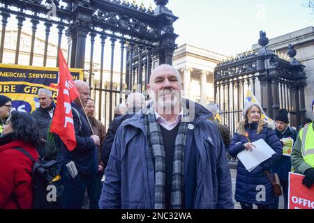 London, Großbritannien. 14. Februar 2023. Mick Whelan, Generalsekretär der ASLEF (Associated Society of Locomotive Engineers and Firemen), schließt sich der PCS (Public and Commercial Services Union) vor dem British Museum an, während Museumsmitarbeiter weiterhin Streik über Lohn führen. (Foto: Vuk Valcic/SOPA Images/Sipa USA) Guthaben: SIPA USA/Alamy Live News Stockfoto