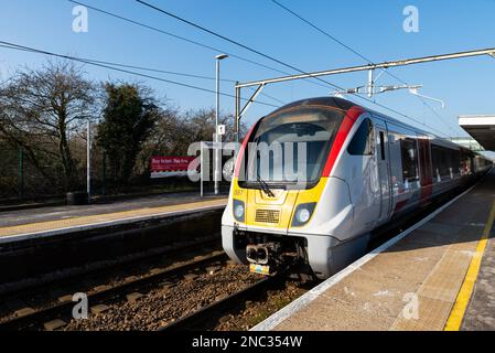 Rochford Bahnhof, auf der Linie Greater Anglia, mit Klasse 720 Aventra Zug. Betreiber im Besitz von Abellio Stockfoto