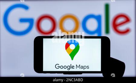Indien. 14. Februar 2023. In dieser Fotoabbildung wird das Logo von Google Maps auf dem Bildschirm eines Mobiltelefons mit einem Google-Logo im Hintergrund angezeigt. (Foto: Idrees Abbas/SOPA Images/Sipa USA) Guthaben: SIPA USA/Alamy Live News Stockfoto