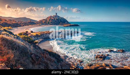 Herrlicher Sonnenaufgang an einem beliebten Touristenziel - Akropolis di Bithia mit Torre di Chia Turm im Hintergrund. Spektakulärer Blick am Morgen auf die Insel Sardinien Stockfoto