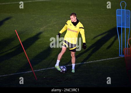 Dortmund, Deutschland. 14. Februar 2023. Fußball: Champions League, vor der 16. Runde erste Etappe Borussia Dortmund - Chelsea FC. Julian Ryerson in Aktion während des letzten Trainings vor der Champions League gegen den Chelsea FC. Kredit: Federico Gambarini/dpa/Alamy Live News Stockfoto