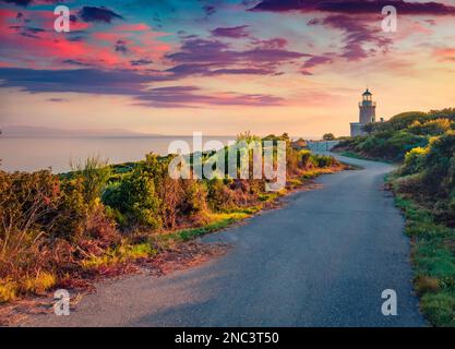 Wunderschöner Blick am Morgen auf den Skinari Lighthouse. Herrlicher Sonnenaufgang im Sommer auf der Insel Zakynthos, Lage in Korithi, Ionisches Meer, Griechenland, Europa. Reisender Konz Stockfoto