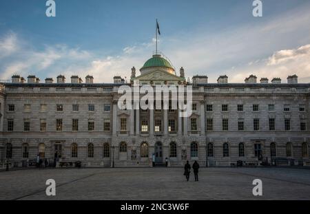 Somerset House liegt zwischen dem Strand und dem Ufer der Themse, London, Großbritannien Stockfoto