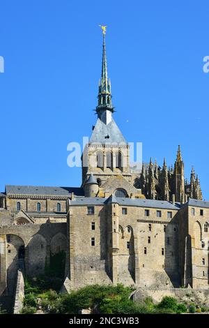 Frankreich. Manche (50). Mont Saint-Michel. Blick auf die Abtei und ihren Glockenturm mit der Statue des Erzengels Saint-Michel, die 2016 restauriert wurde. Stockfoto