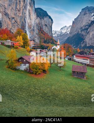 Farbenfroher Herbstblick auf Lauterbrunnen. Atemberaubende ländliche Landschaft der Schweizer Alpen, Berner Oberland im Kanton Bern, Schweiz. Reisender Konz Stockfoto