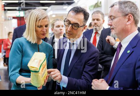 Nürnberg, Deutschland. 14. Februar 2023. Bundesminister für Landwirtschaft Cem Özdemir (M, Bündnis 90/die Grünen) spricht mit Pippa Hackett (irische Grüne Partei), Staatsministerin im Ministerium für Landwirtschaft, Ernährung und Marine, während einer Führung durch die Biofach-Messe. Vom 14. Bis 17. Februar 2023 werden auf der weltweit führenden Fachmesse für Biofach und der Fachmesse für Naturkosmetika VIVANESS 2.765 Aussteller aus 95 Ländern Produkte der Bio-Lebensmittel- und Naturkosmetikindustrie präsentieren. Kredit: Daniel Karmann/dpa/Alamy Live News Stockfoto