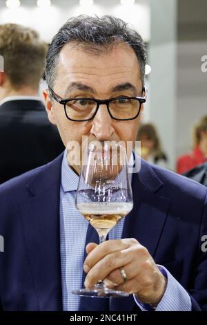 Nürnberg, Deutschland. 14. Februar 2023. Bundesminister für Landwirtschaft Cem Özdemir (M, Bündnis 90/die Grünen) riecht bei einer Führung durch die Biofach-Messe ein Glas Biosekt Rose. Vom 14. Bis 17. Februar 2023 werden auf der weltweit führenden Fachmesse für Biofach und der Fachmesse für Naturkosmetika VIVANESS 2.765 Aussteller aus 95 Ländern Produkte der Bio-Lebensmittel- und Naturkosmetikindustrie präsentieren. Kredit: Daniel Karmann/dpa/Alamy Live News Stockfoto