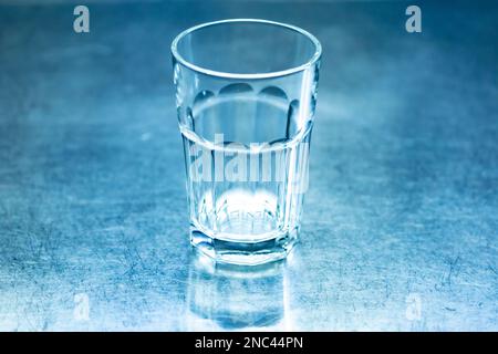 Leeres Glas auf Metallhintergrund. Geringe Schärfentiefe. Stockfoto
