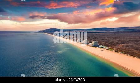 Atemberaubender Frühlingsblick von der fliegenden Drohne des Albena Beach. Fantastische Meereslandschaft des Schwarzen Meeres, Bulgarien, Europa. Hintergrund des Urlaubskonzepts. Stockfoto