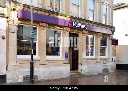 Logo und Titel der NatWest Bank auf der Außenseite einer Filiale in Basingstoke, Großbritannien. Konzept: Britisches Bankgewerbe, Finanzdienstleistungen Stockfoto