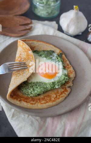 Galette de sarasin – Französische Buchweizencrepe mit Ei und Speck Stockfoto